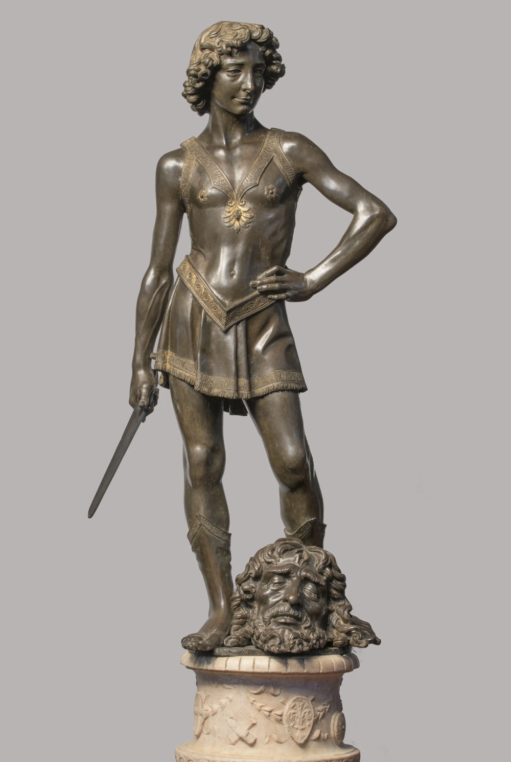 雕像借鉴了文艺复兴以降的多纳泰罗,韦罗基奥等雕塑家的大卫塑像)