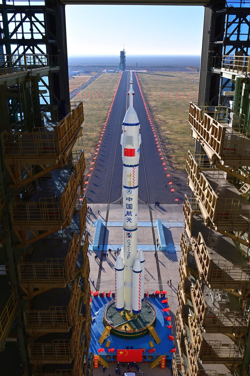 同时,"神舟"飞船还具备货运功能,其上行运力为300千克,下行运力为50