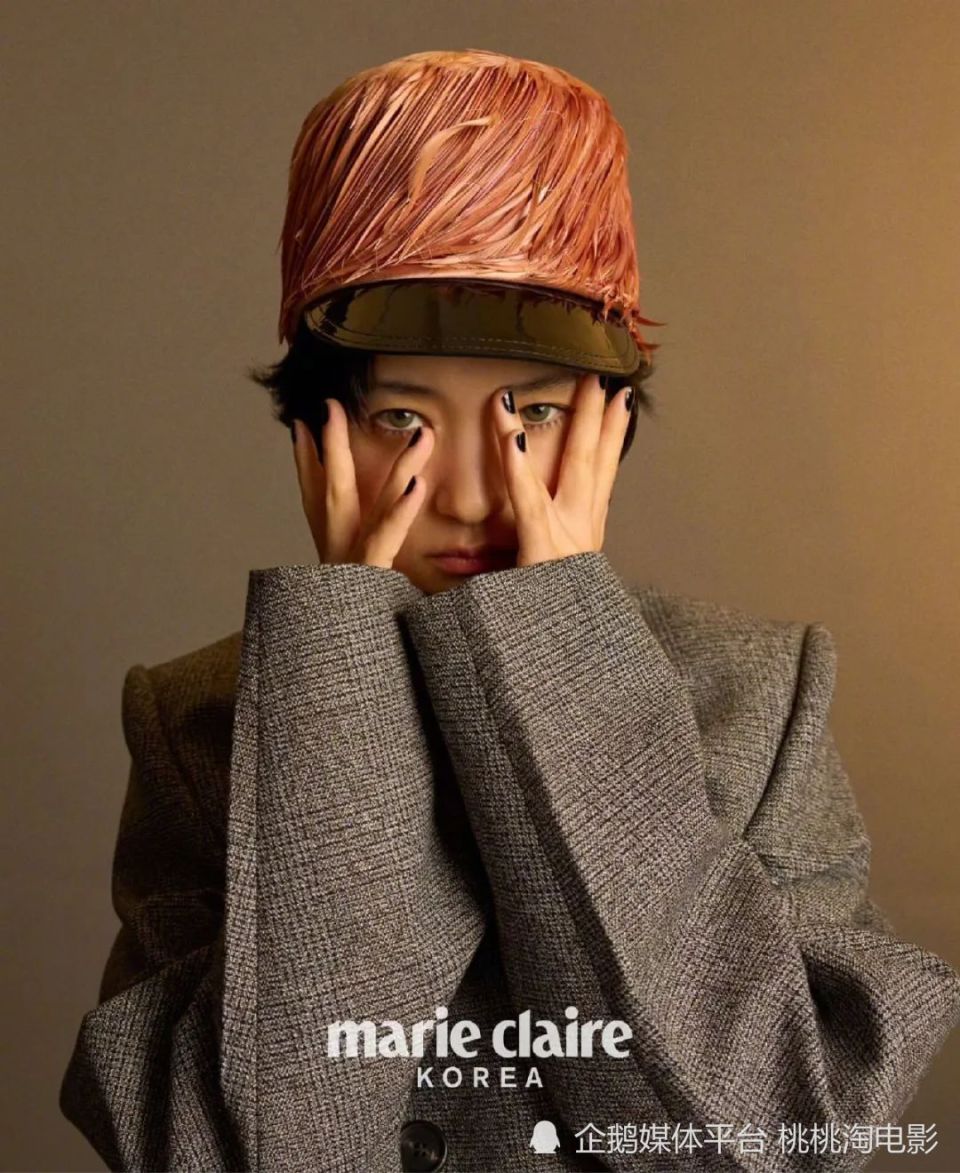 女星金泰梨《marie claire》封面大片,少女感复古短发俏皮可爱