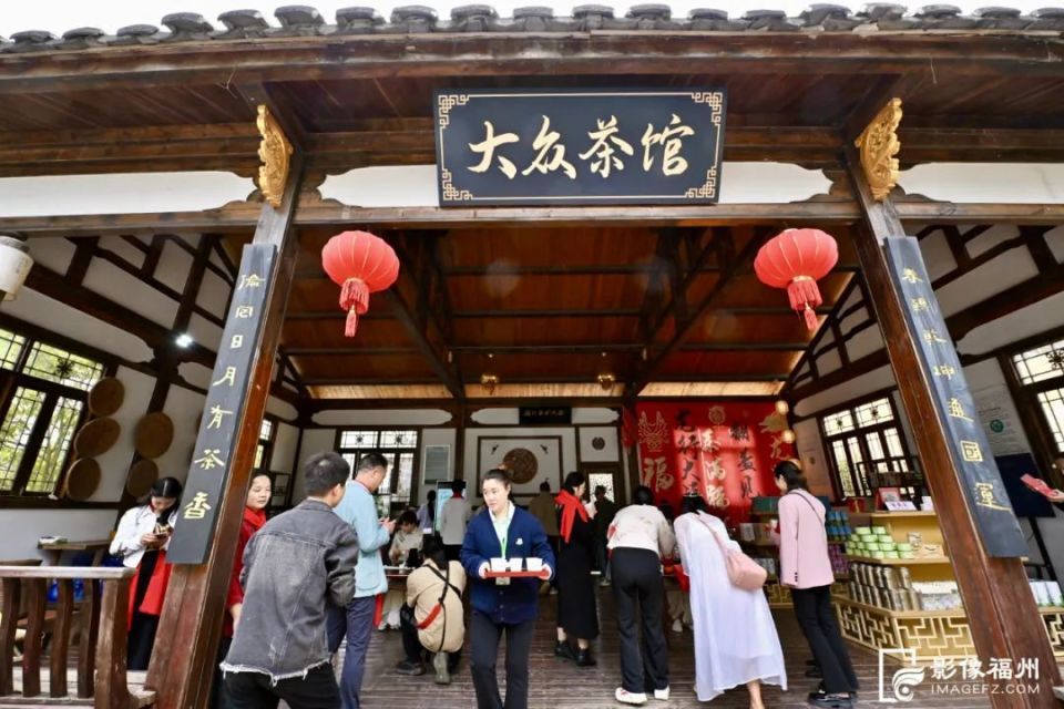 春山茶馆 郑帅/摄▲市民体验制茶 郑帅/摄在随后举行的传承拜师礼