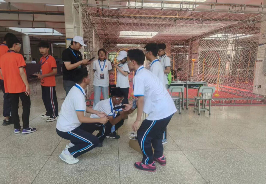 弥勒一小3枚,弥勒三中1枚,古城小学1枚银牌:弥勒一中,弥勒四中各1枚