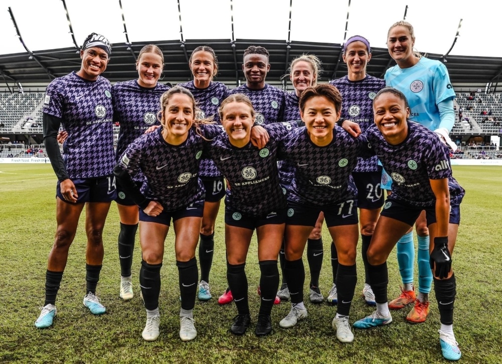 王霜来了女足7号从美国抵达瑞士穿中国队队服展示健硕肌肉