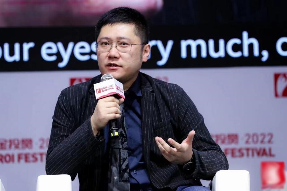 "我们大概16年开始录播客,那时候也不叫播客,我和我搭档(艾文)都是