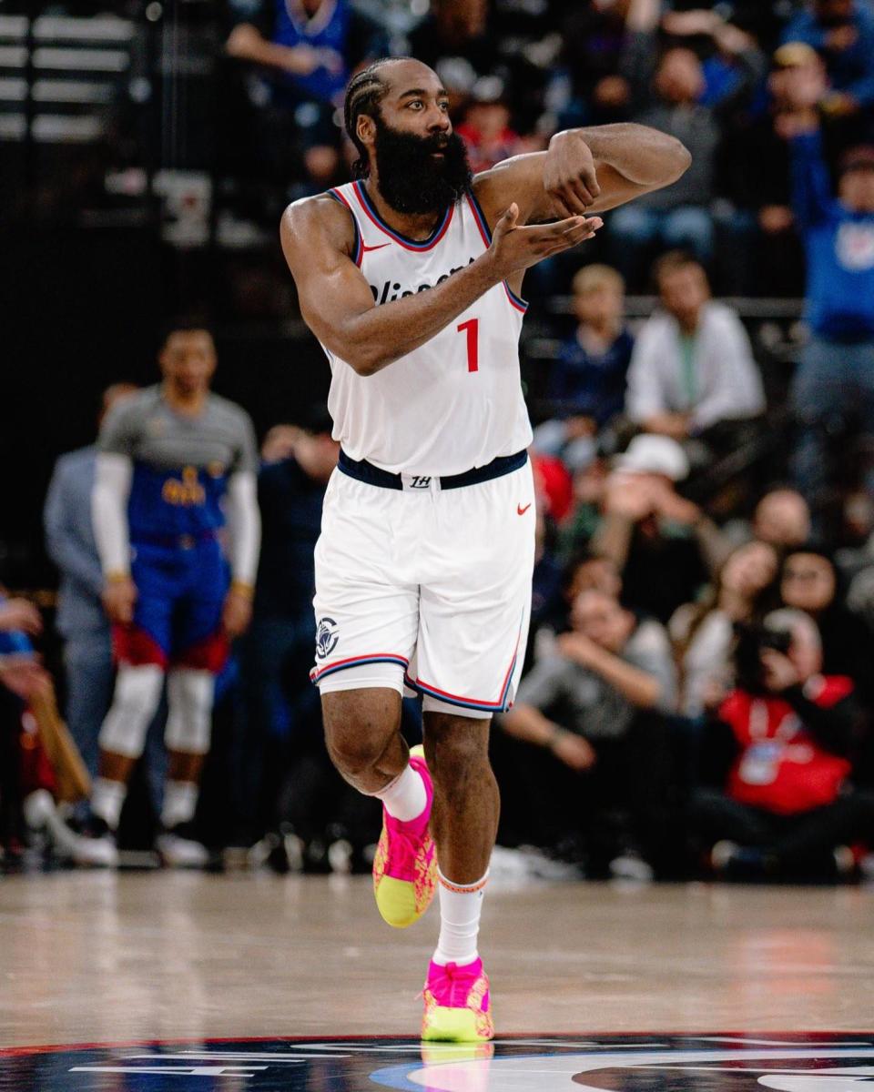 哈登晒昨日比赛中"撒盐"庆祝照片:这一定是感恩节的烹饪