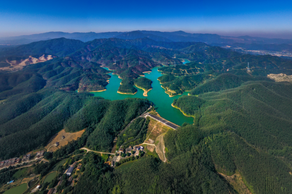 利用鹤山"七山一水两分田"和昆仑山——彩虹岭古驿道资源,深化省旅游