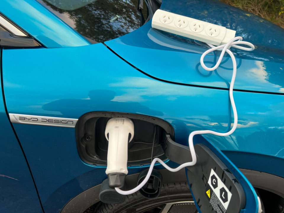 外放电带动家里的空调电风扇电视机热水器等,关键是给手机和电脑充电