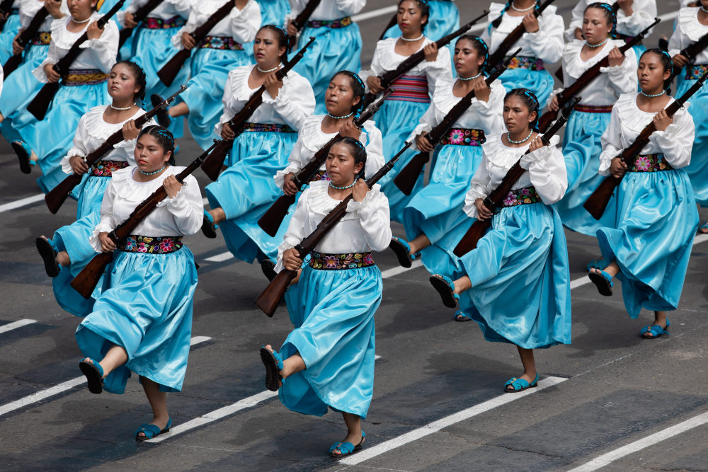 阅兵式7月29日,在秘鲁首都利马,女兵参加独立日阅兵式
