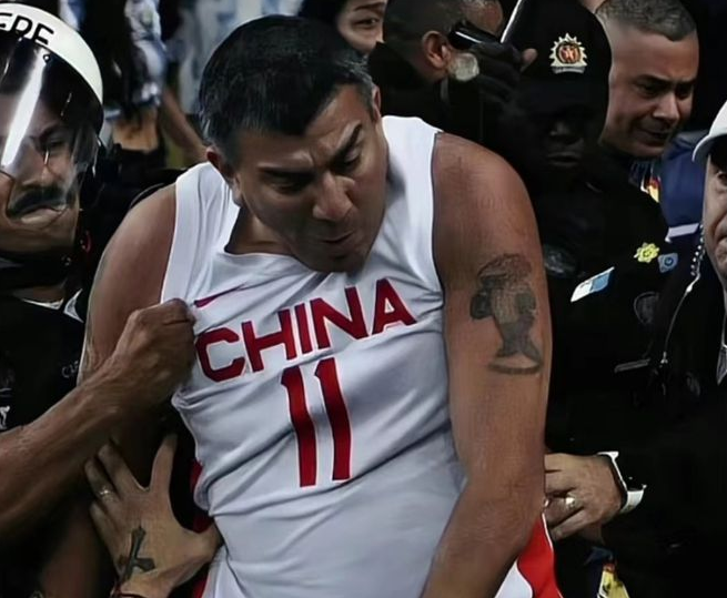 国安外援度假 巴阿球迷冲突 均穿易建联11