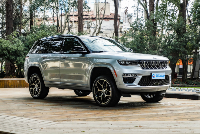 易车讯5月19日,全新jeep大切诺基4xe正式上市,售价区间为64.99-74.