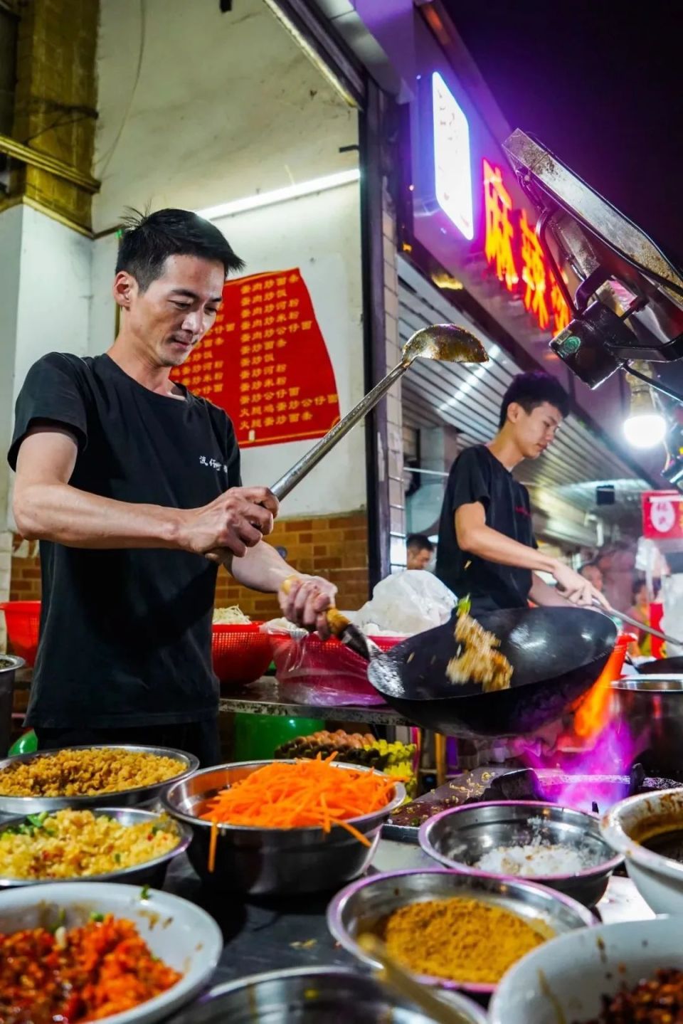 掏"玩杂技似的翻炒技艺吸引了很多人驻足△【波仔炒粉档(福永分店)】