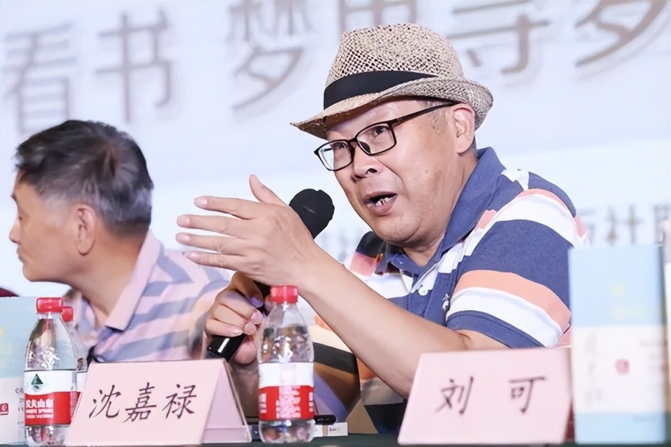 上海人有多爱"夜光杯"!签名大排长龙!