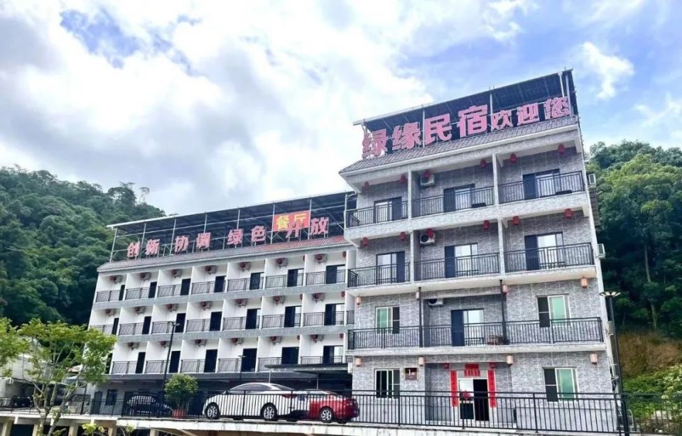 民宿简介:绿缘湖景民宿位于万绿湖景区内,临近万绿湖旅游码头和镜花缘