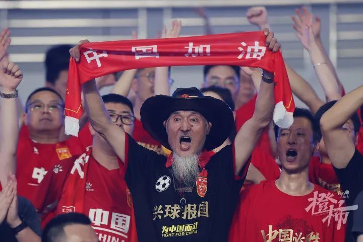 杭州球迷“狂而不乱、热而不野”！5：1开门红后，橙柿专访中国龙之队七旬球迷罗西