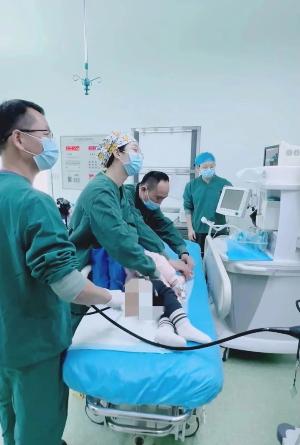 在消化内镜室,陈茂顺主任为其进行经肠镜检查,顺利在直肠处揪出让曾曾