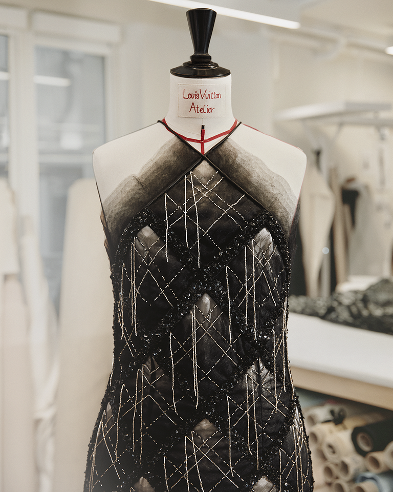 louis vuitton路易威登品牌代言人周冬雨身着路易威登定制礼服