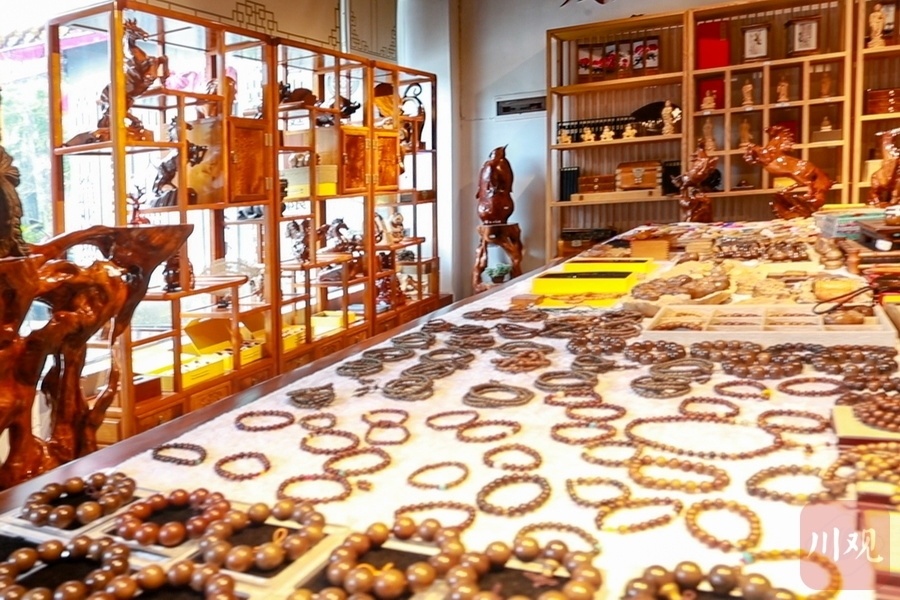 一套金丝楠木梳妆台拍卖价竟达52万元芦山发展根雕产业底气何在