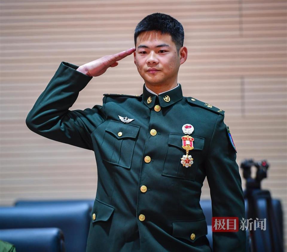 "1月25日,武汉市退役军人服务中心举行"情系老兵·温馨暖心"——为