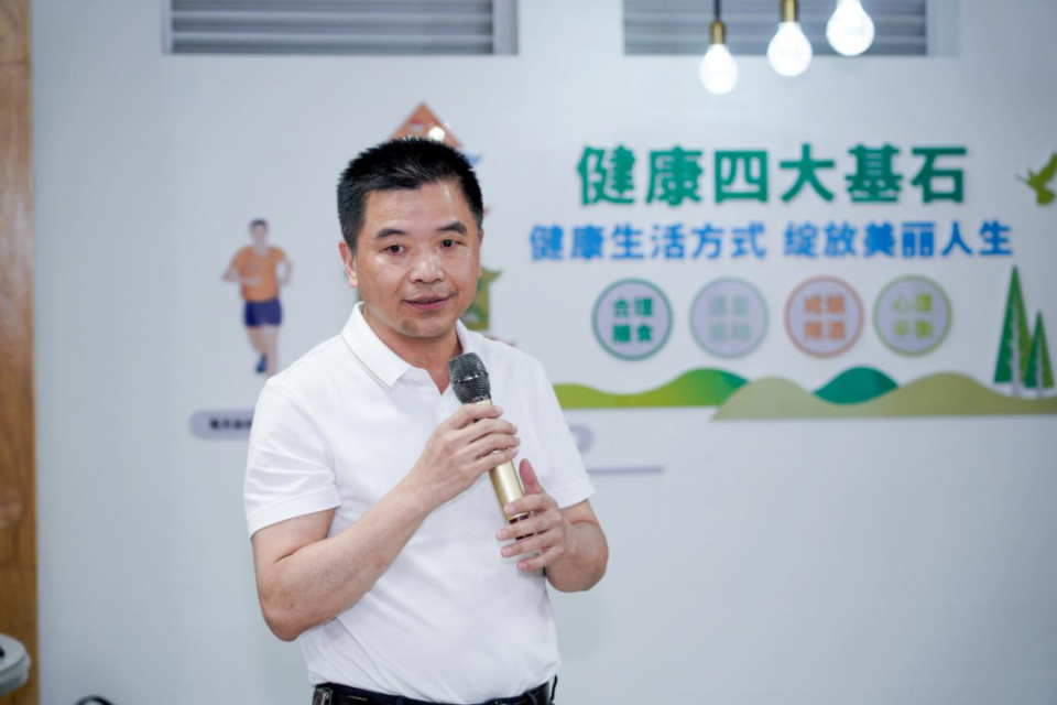 读书会上,王岳教授和莆田学院附属医院院长助理李航教授应邀进行面对