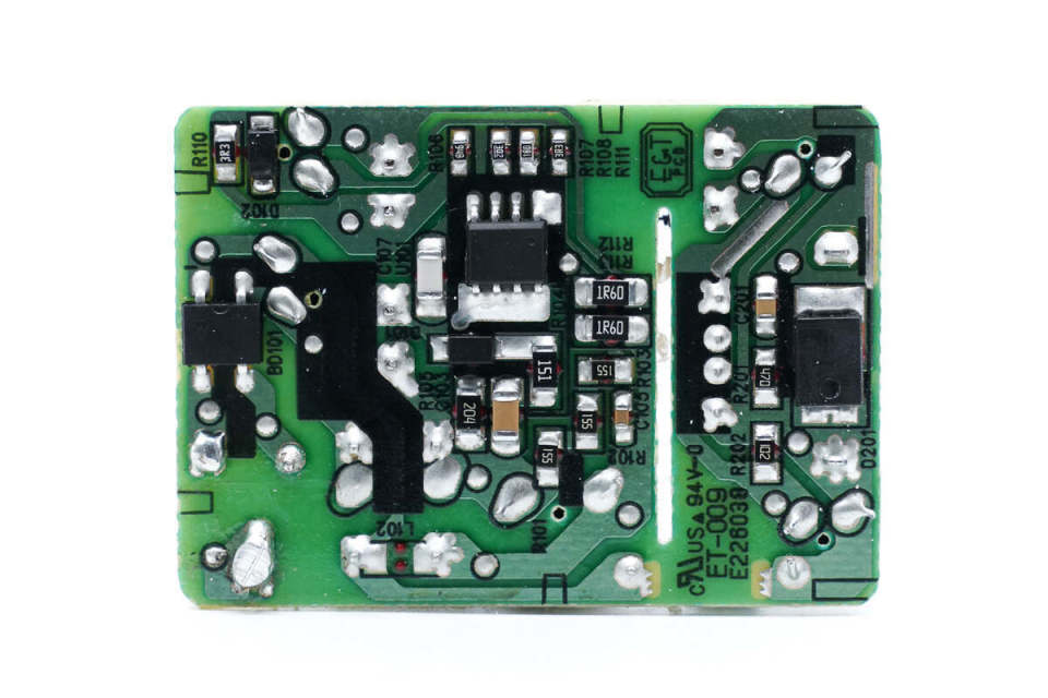 拆解一款澳洲规格的电源适配器,内部做工还蛮不错的