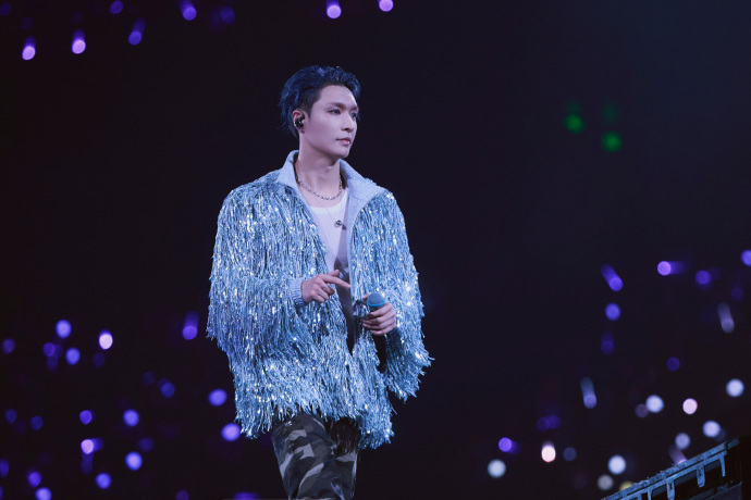 张艺兴巡演成都站,手语舞台传递爱与和平