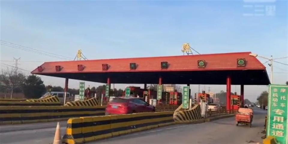 车主排队等312国道陕西咸阳段两收费站停止收费当地20年收费期满15