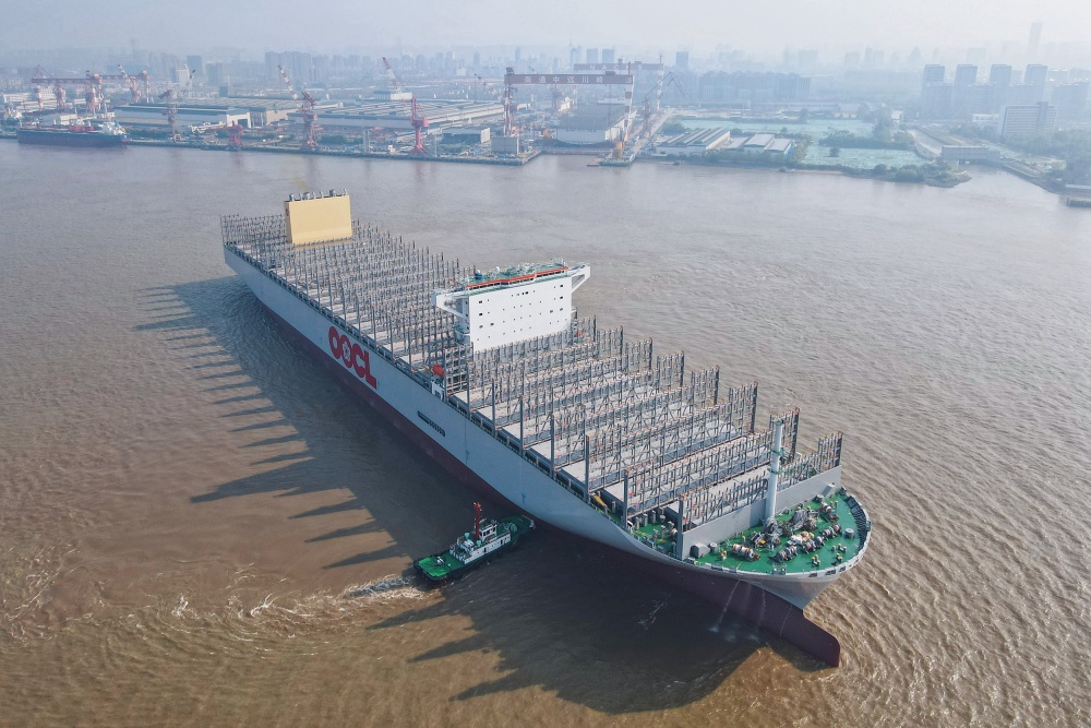 江苏南通:可装载24188个集装箱的超大型集装箱船出海试航