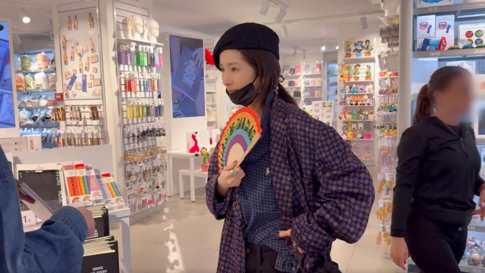 杨幂分享旅行瞬间,俏皮可爱宛如少女,疑为小糯米买礼物尽显母爱