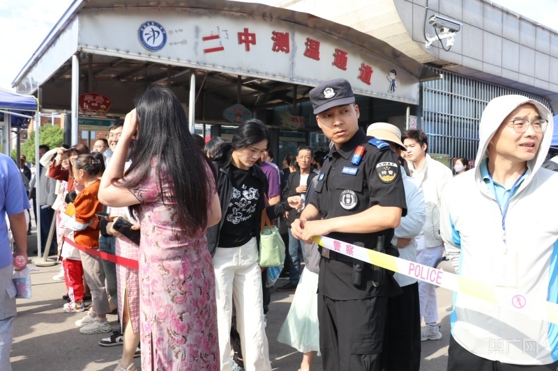 定远二中门口执勤的民警(央广网记者徐鹏摄)在滁州市定远县,该县6208