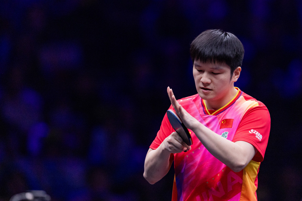 5月30日,樊振东在比赛间隙擦拭球拍.