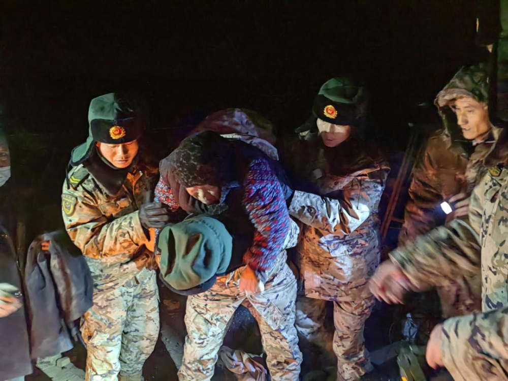 全力以赴抗震救灾一线子弟兵持续救援