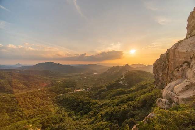 天崮山旅游风景区是国家3a级旅游景区,矗立于中国"苹果之都"——烟台