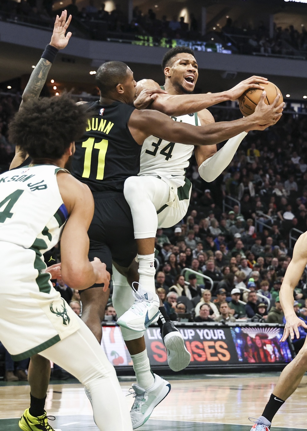 篮球——nba常规赛:爵士胜雄鹿