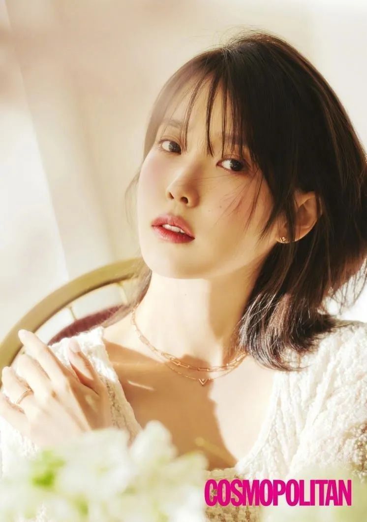 女星iu《w》杂志夏日氛围大片,俏丽长发气质灵动温婉_腾讯新闻