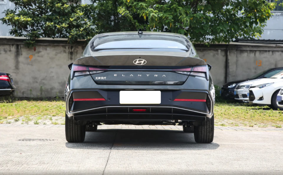 全靠亲民售价撑着,2023款现代伊兰特实用性不强,更适合个人代步