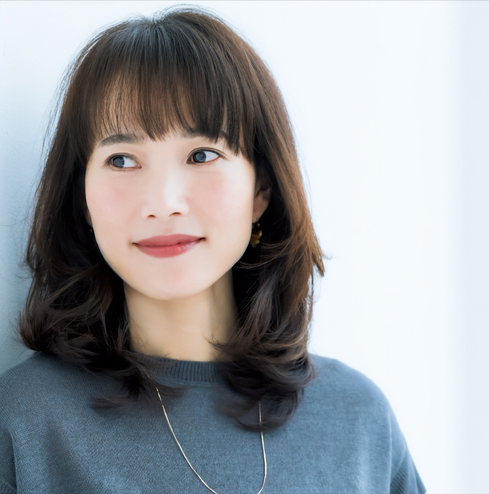 告别大妈感,45岁女性必备的10款"锁骨卷"发型:既时髦又气质