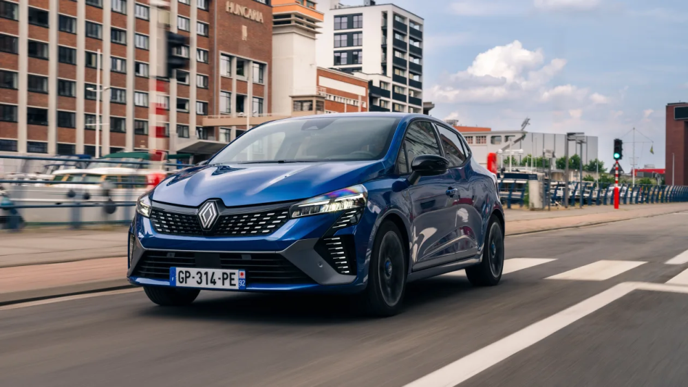 采用最新家族前脸设计中期改款雷诺clio实拍图发布