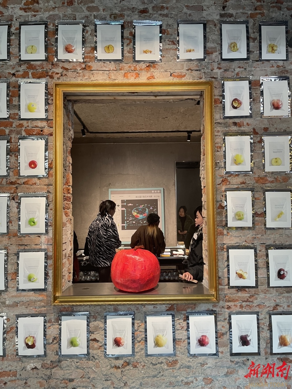 不熟艺术书展近日在长沙后湖开幕