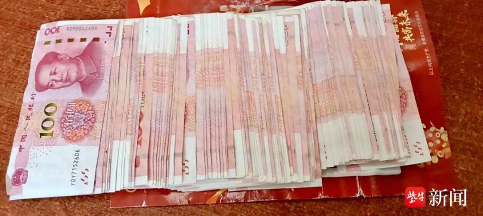 这位失主,扬州保洁大妈在垃圾里"夹"到了你一万多元现金,快来认领