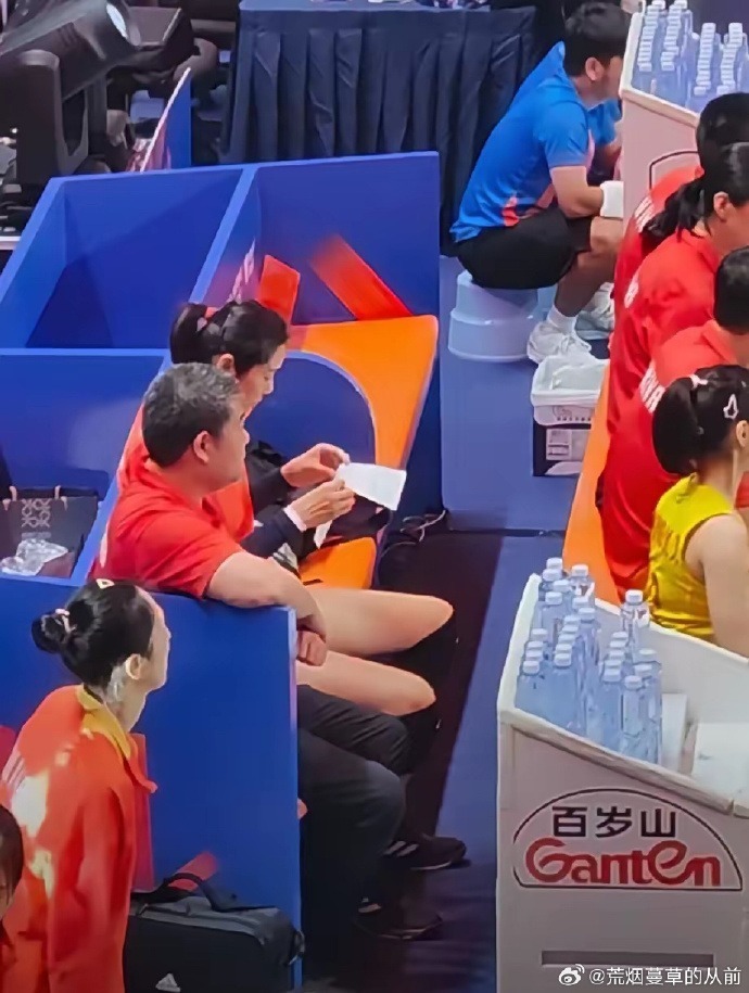 朱婷休战场边认真研究技术统计,手把手教吴梦洁打进攻