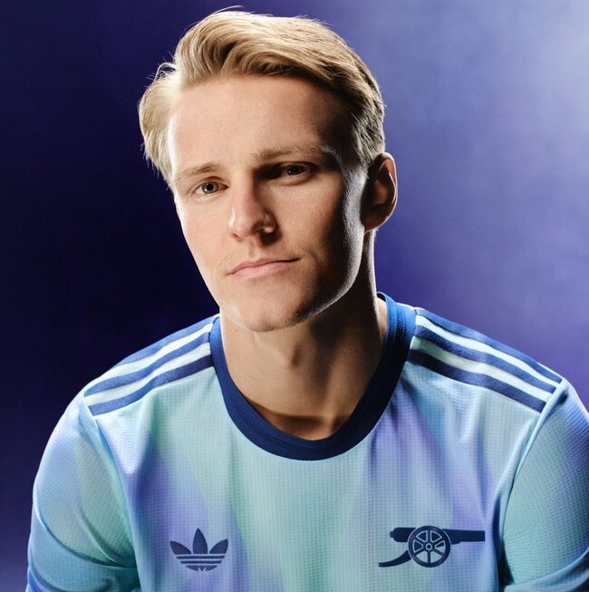 阿森纳新赛季第二客场球衣:淡蓝 浅紫搭配,经典三叶草标志