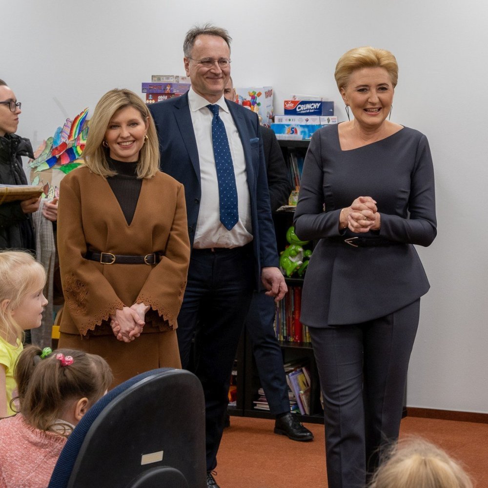 泽连斯基久违带爱妻出国,牵手很甜,叶莲娜气场不输1米8的波兰第一夫人