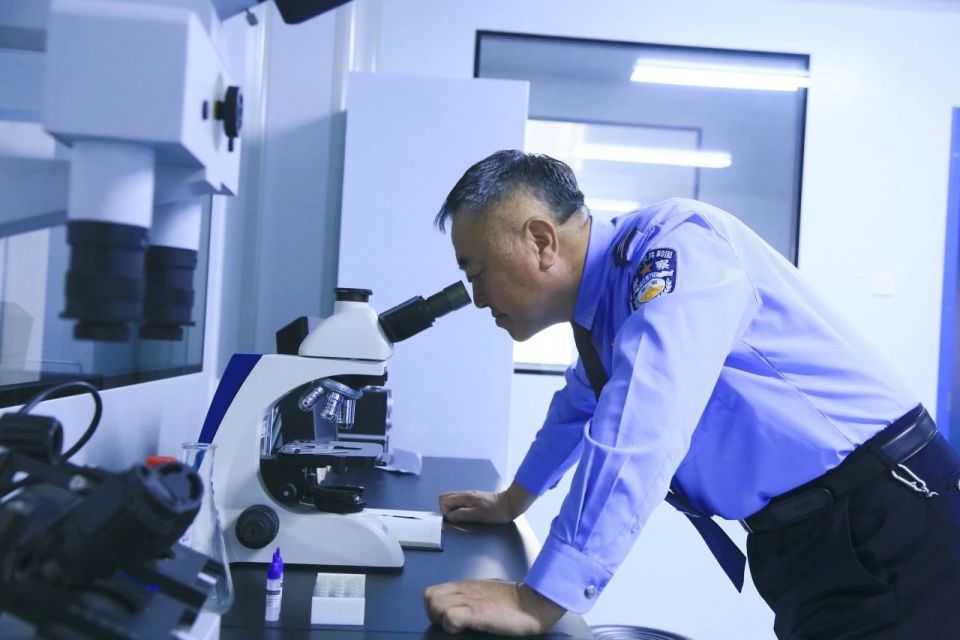 36年光阴似箭,他步履不停依然活跃在法医一线,继续着他的警察故事