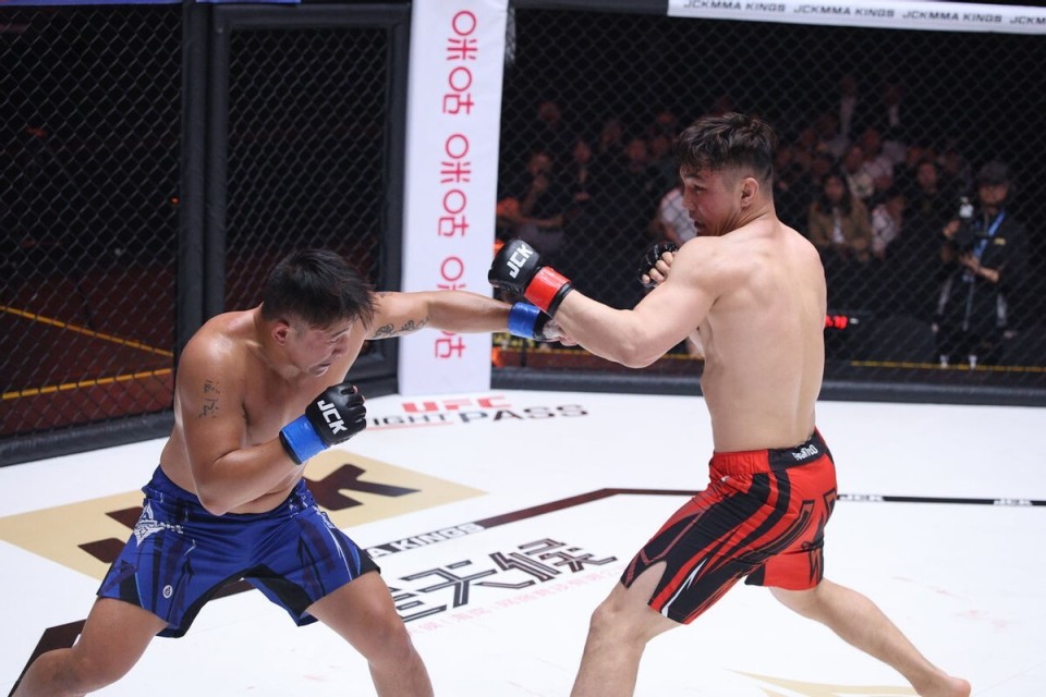 在两场冠军战之前,铁笼内上演了多场精彩的翻盘大战.