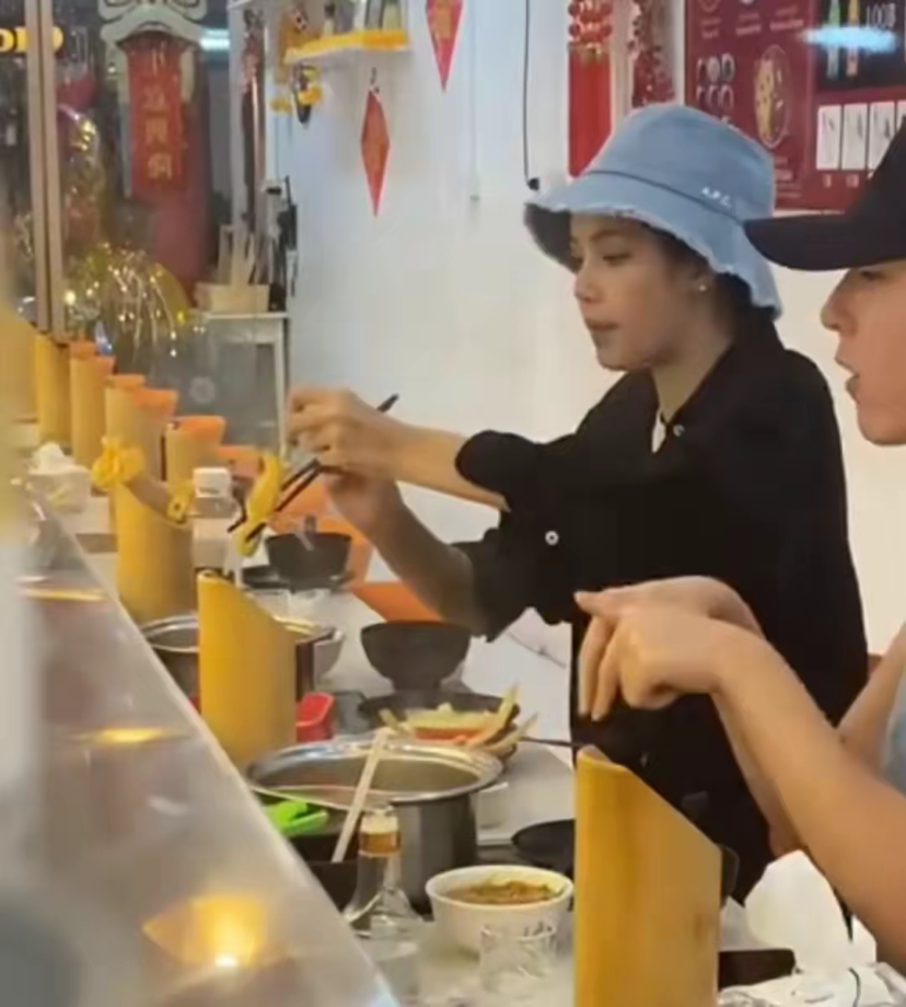 偶遇Lisa泰国吃火锅，素颜现身大口吃肉很开心，给助理夹菜没架子_腾讯新闻