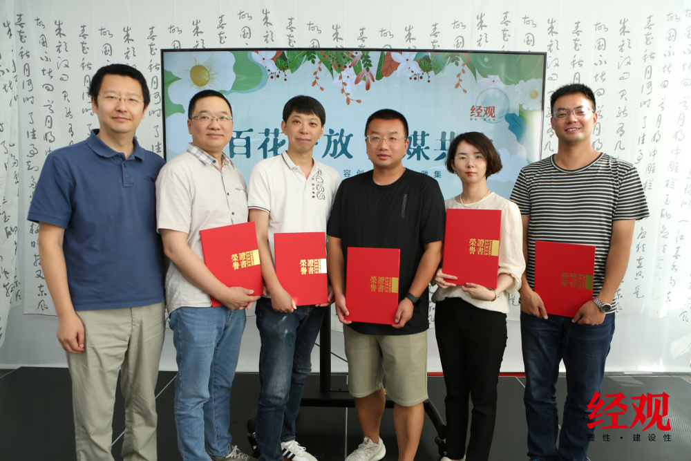 刘俊杰,丁先明会员证书领取人从左至右为:张志雪,代安吉,王叶楠,江玲