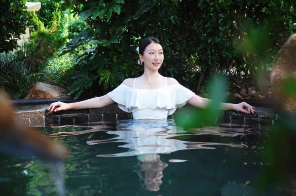 温泉中有丰富的矿物质,泡温泉可促进血液循环,加速新陈代谢,可美容