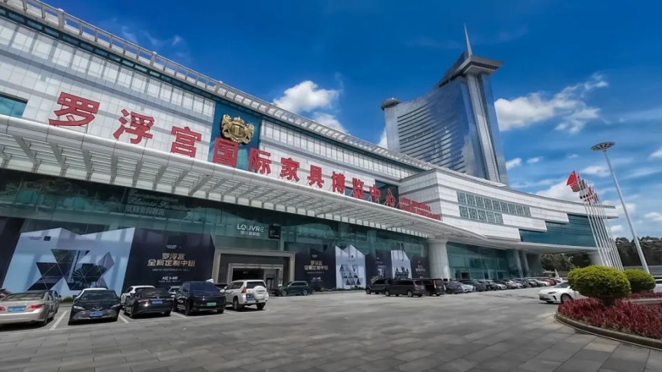 然而当你来到当地最有名的罗浮宫家具博览中心,就像开启了一场环球