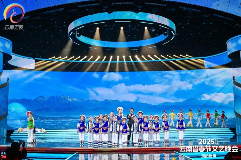 春晚主打节目丨陶冶 赵绍波与大理师生共演《蜜蜂想花花想蜜》彰显音乐教育帮扶生动实践_腾讯新闻