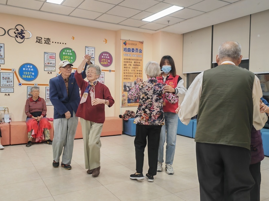 住进养老院的年轻人