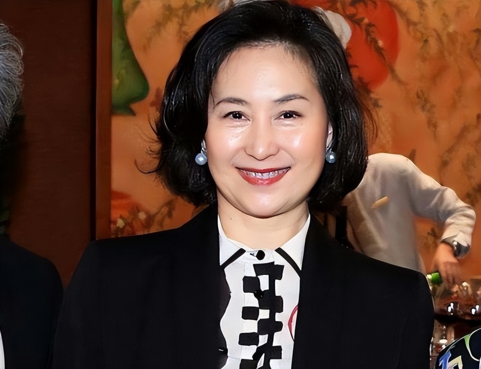 看了孟晚舟,再看何超琼,我发现拥有贵气感的女人,都有4个特征